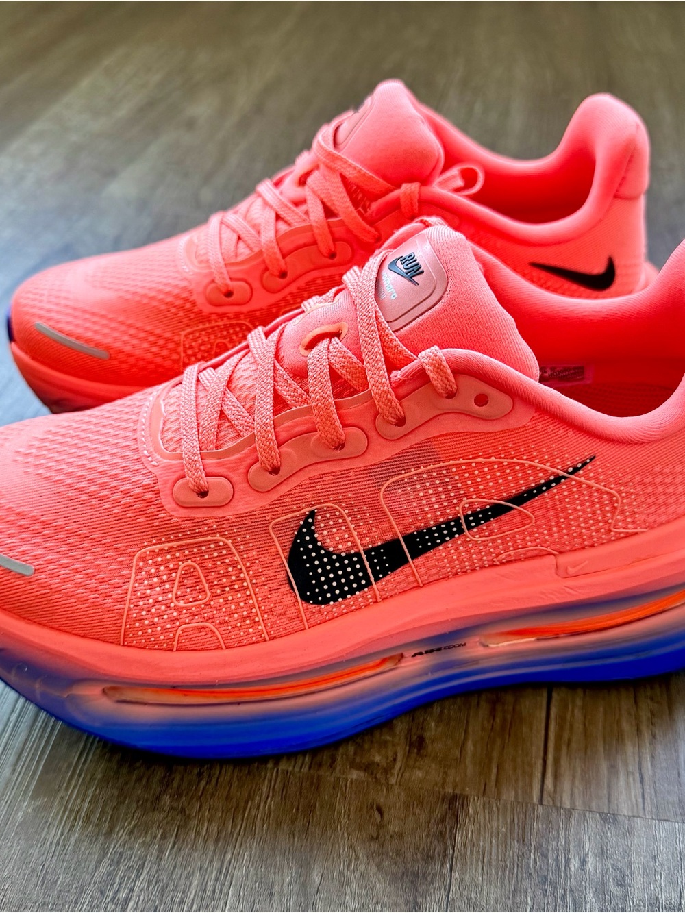 NEW Nike Vomero Premium Atomic Pink Black Racer Blue HQ2050-600 Women’s 7.5